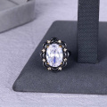 La fabrication de bijoux fournit des bijoux en anneau de pierre blanche de zircon pour des femmes